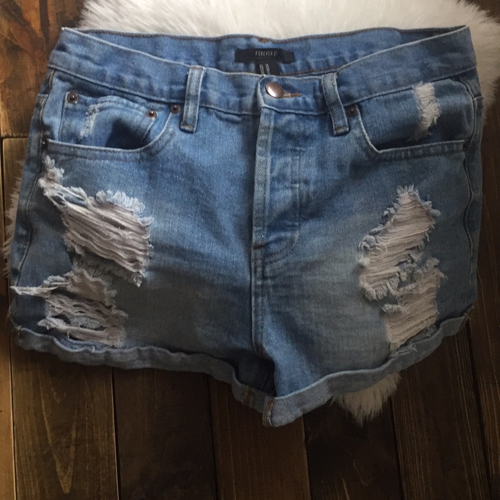❤️Ripped high waisted Jean shorts! Size 28❤️